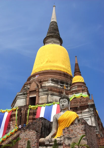 Chedi y Buda —  Fotos de Stock