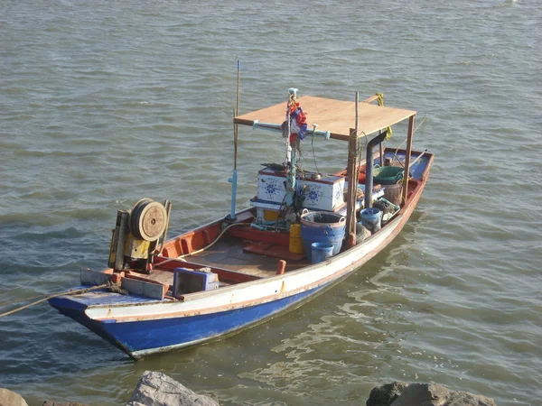 Маленькая рыбацкая лодка — стоковое фото