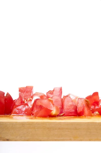 Tomates en rodajas y la lechuga fresca en el tablero — Foto de Stock