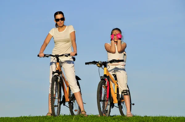 Мать и ее дочь едут на велосипедах — стоковое фото
