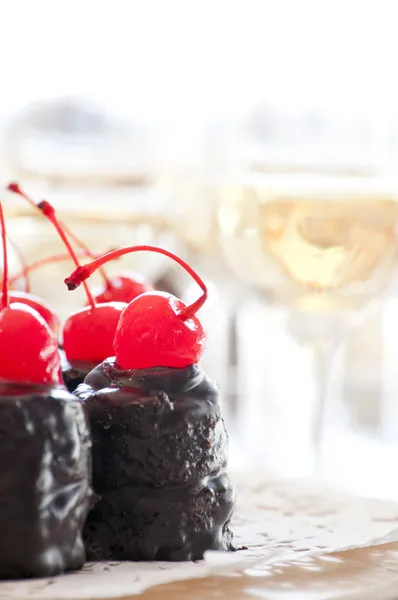 लाल चेरीसह चॉकलेट केक — स्टॉक फोटो, इमेज