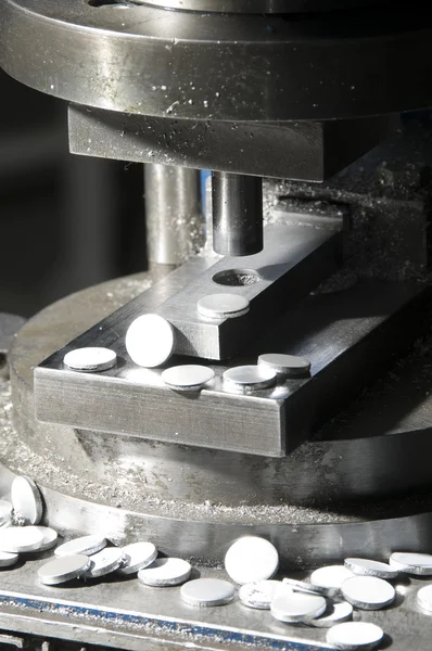 Círculos de alumínio em uma máquina de imprensa — Fotografia de Stock