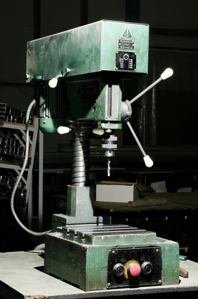 Aburrida máquina en el taller — Foto de Stock