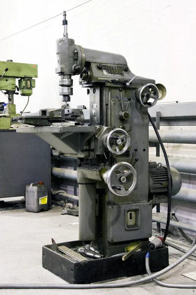Aburrida máquina en el taller — Foto de Stock