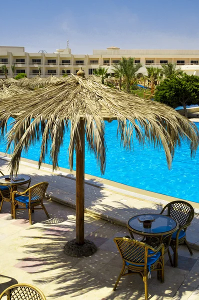 Mesas ao lado da piscina no hotel egípcio — Fotografia de Stock