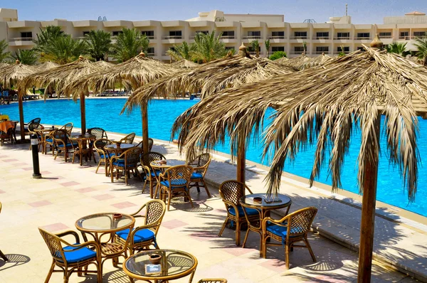 Mesas ao lado da piscina no hotel egípcio — Fotografia de Stock