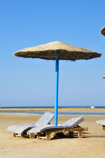 Sombrillas de paja en la playa de Egipto — Foto de Stock