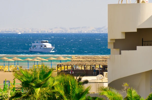 Gyönyörű kilátás nyílik a tengerre, az egyiptomi hotel — Stock Fotó