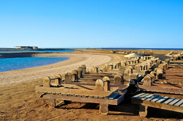 Houten ligbedden op het strand van Egypte — Stockfoto