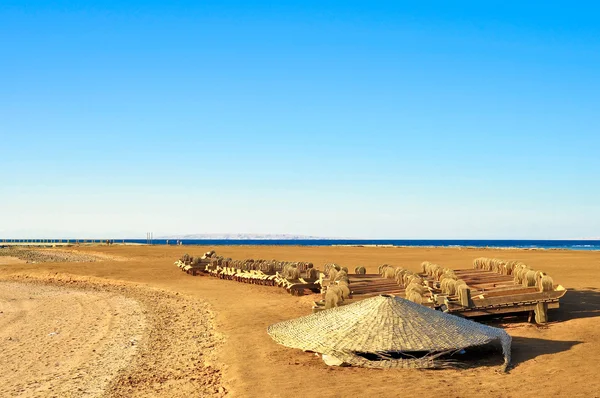 Dřevo lehátka na pláž egypt — Stock fotografie