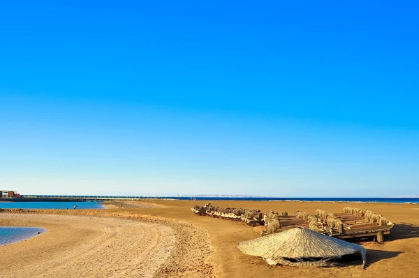 Kayu sunbed di pantai Mesir — Stok Foto