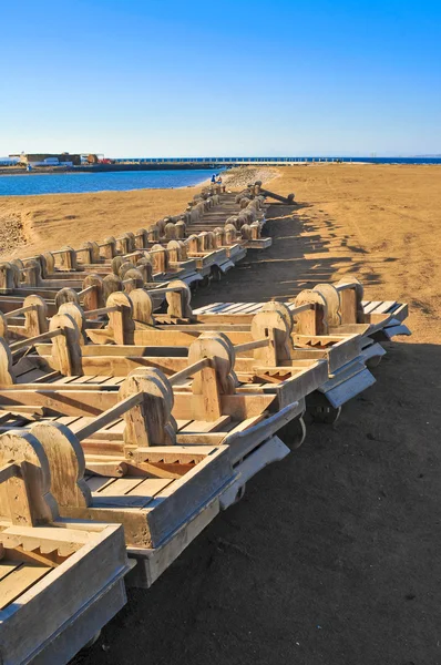 Trä solstolar på stranden i Egypten — Stockfoto