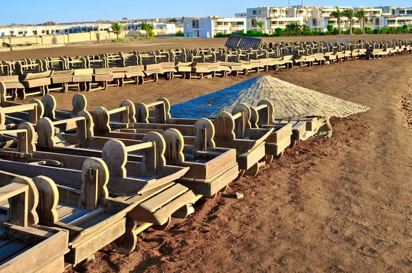 Drewniane leżaki na plaży w Egipcie — Zdjęcie stockowe