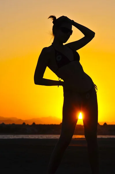 Το αναπαράγω όμορφη κοπέλα με το αιγυπτιακό ηλιοβασίλεμα — Φωτογραφία Αρχείου