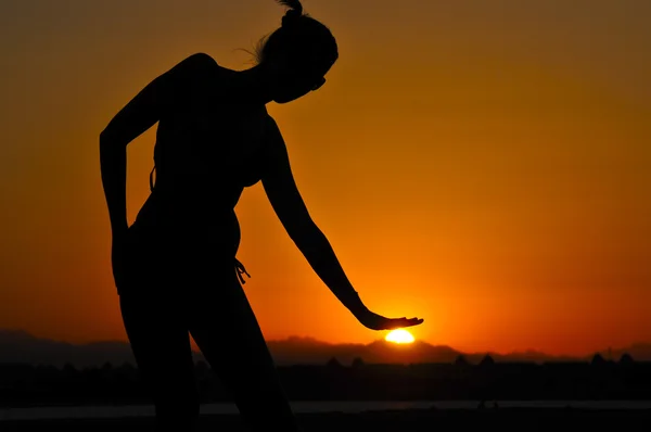 이집트 일몰과 아름 다운 여자 playng — 스톡 사진