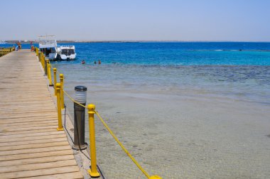 t İskele tarafından demirlemiş iki beyaz yat snorkeling