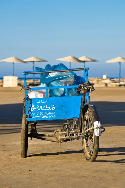 Garbage cart on the beach of Egypt — Stock Photo, Image