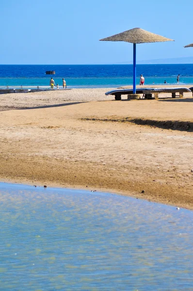 Sombrillas de paja en la playa de Egipto —  Fotos de Stock