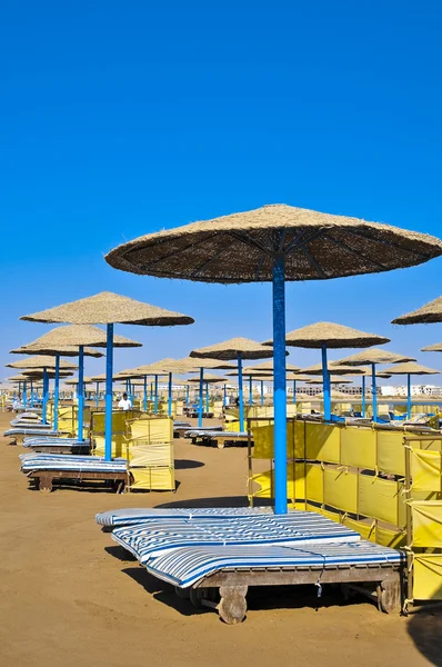 Straw umbrellas on the beach of Egypt — Stock Photo, Image