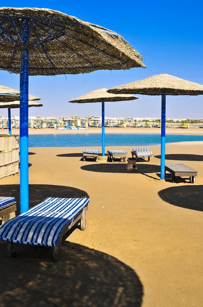 Sombrillas de paja en la playa de Egipto — Foto de Stock