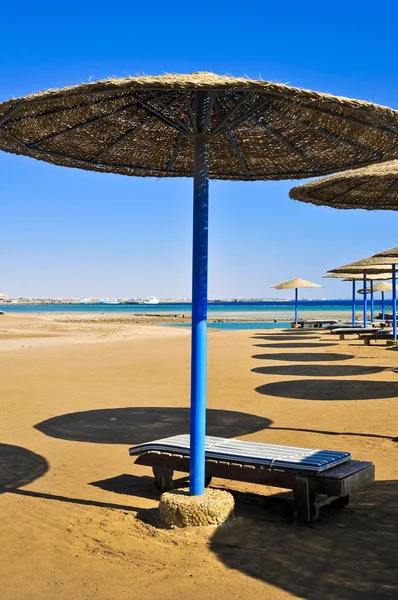 Szalma napernyők a tengerparton, Egyiptom — Stock Fotó