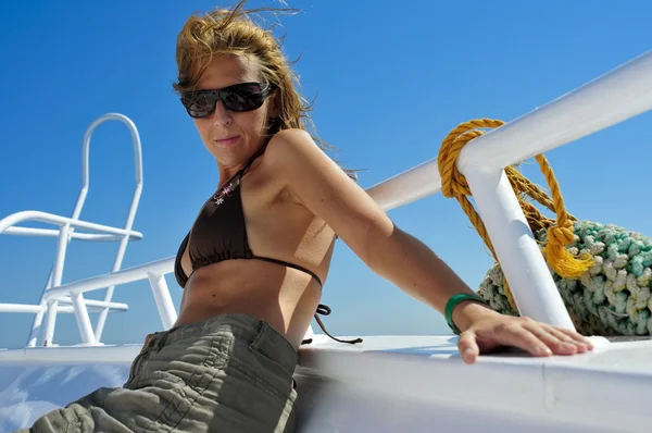 美しい女性はヨットの上、残りの部分を持っています。 — ストック写真
