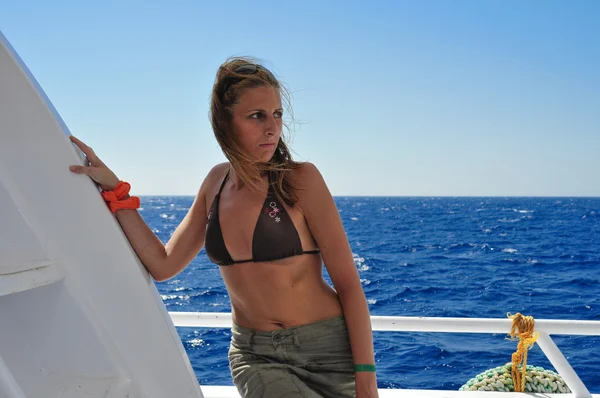 La bella donna ha un riposo sullo yacht — Foto Stock