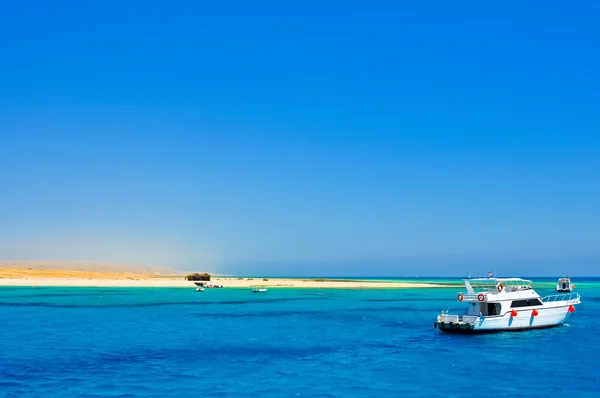O iate de excursão branco ancorado ao lado da ilha Giftun — Fotografia de Stock
