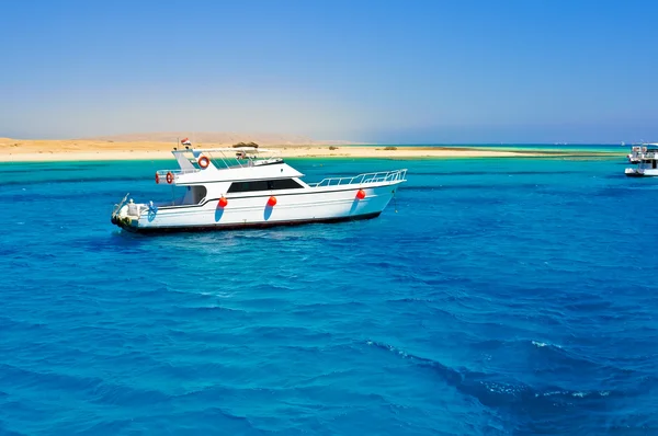 Wycieczka biały jacht zacumowany obok wyspy giftun — Zdjęcie stockowe