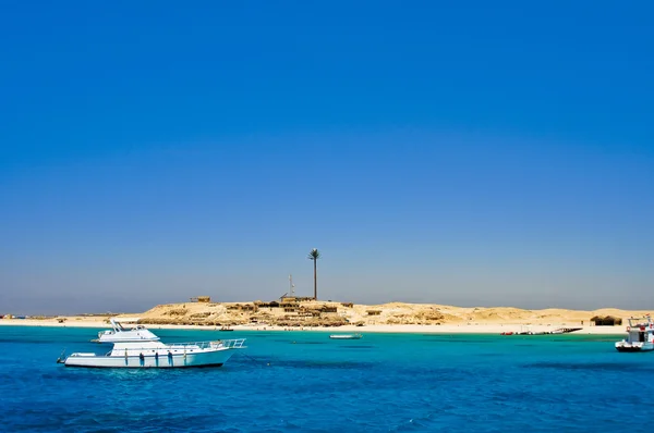 Le yacht d'excursion blanc amarré à côté de l'île Giftun — Photo