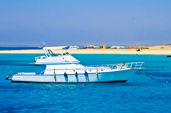 O iate de excursão branco ancorado ao lado da ilha Giftun — Fotografia de Stock