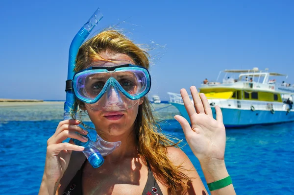 La hermosa chica está haciendo snorkel con una máscara en un mar rojo — Foto de Stock