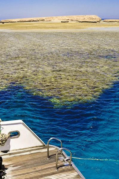 游艇停泊在红海埃及珊瑚礁旁边 — 图库照片