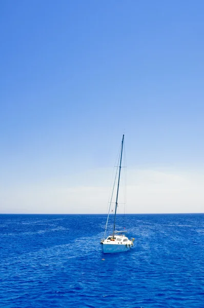 Yacht förtöjd i det öppna havet — Stockfoto