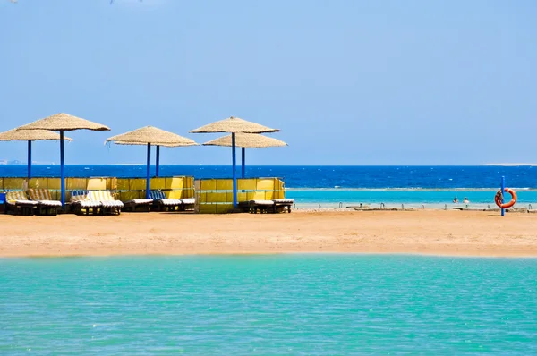 Halm parasollerna på stranden i Egypten — Stockfoto