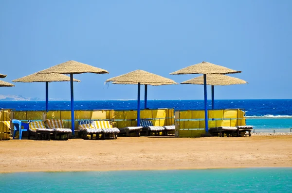 Соломенные зонтики на пляже Египта — стоковое фото