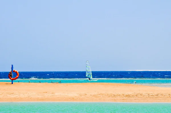 Windsurfer im Meer und Rettungsboje am Strand von Ägypten — Stockfoto