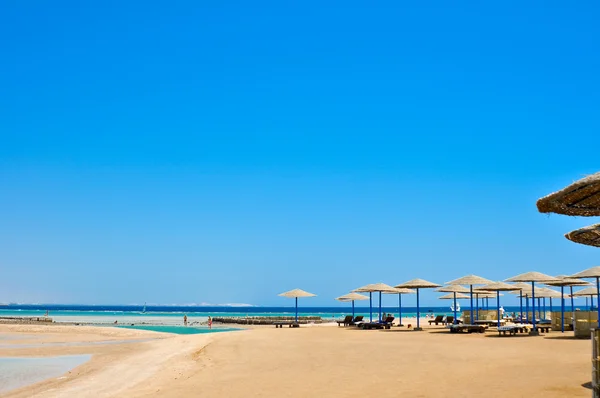 Szalma napernyők a tengerparton, Egyiptom — Stock Fotó