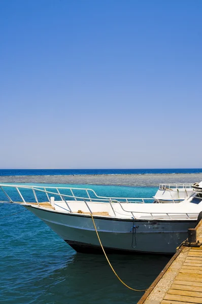 Iate branco atracado pelo cais no Mar Vermelho, Egito — Fotografia de Stock