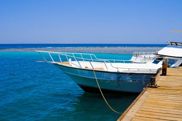 Witte jacht afgemeerd door de pier in de rode zee, Egypte — Stockfoto