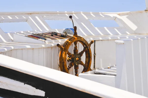 O volante de madeira de uma ponte de capitão no iate — Fotografia de Stock