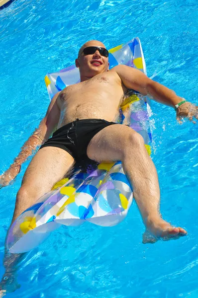Русский парень безумно ныряет в бассейн — стоковое фото