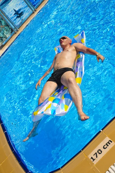 The Russian guy madly dives into pool — Stock Photo, Image