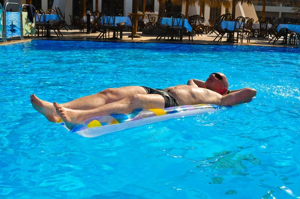 O russo mergulha loucamente na piscina — Fotografia de Stock