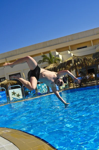 ロシアの男は狂ったようにプールにダイブします。 — ストック写真