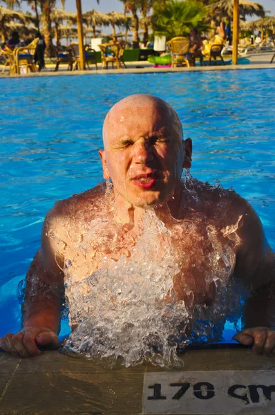 Російський хлопець йде вгору з басейном — стокове фото
