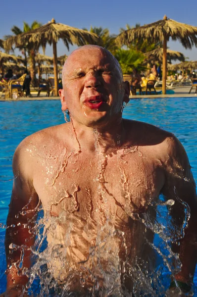 Rosyjski facet wyjdzie z basenem — Zdjęcie stockowe