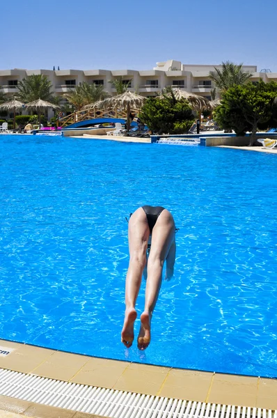 A mulher mergulha na piscina do hotel egípcio — Fotografia de Stock