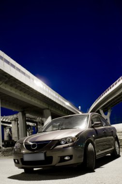 Japonya'da araba altında yol kavşağı