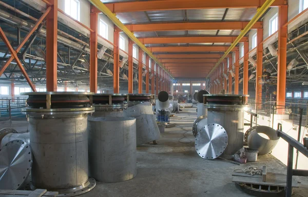 Bridas de tuberías de agua en un sitio de construcción — Foto de Stock